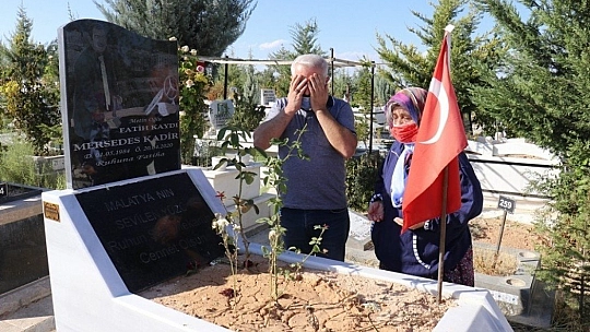 Mezarı başında ağladı