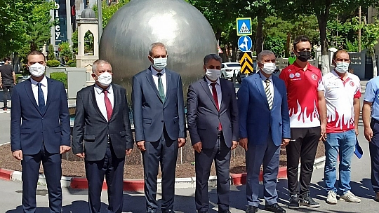 Anıta çelenk sunuldu