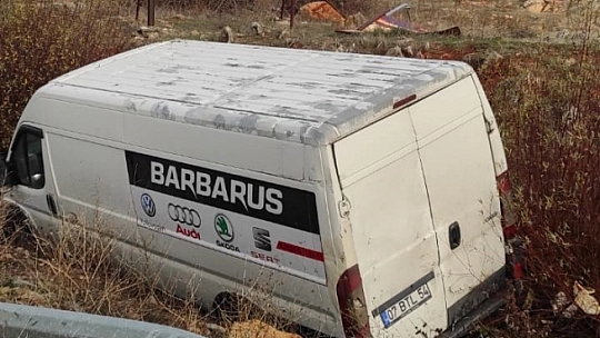 Minibüs şarampole devrildi