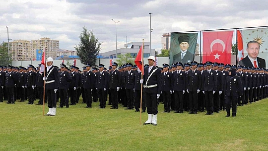 POMEM'de mezuniyet sevinci