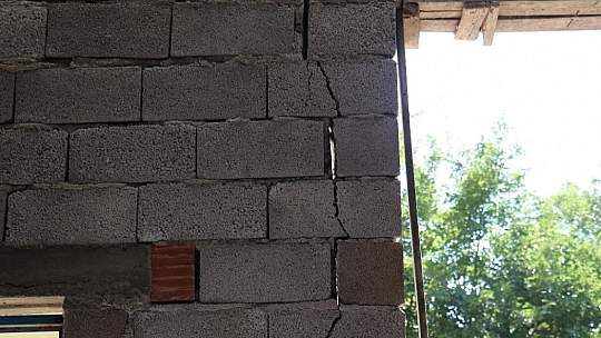 Depremde 6 ev ağır hasar aldı