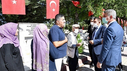 Şehitlikte duygulandıran ziyaret