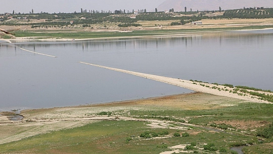 Barajda su azalınca ortaya çıktı