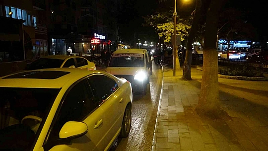Trafiği felç eden araca vatandaş müdahale etti