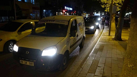 Trafiği felç eden araca vatandaş müdahale etti