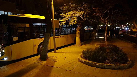 Trafiği felç eden araca vatandaş müdahale etti