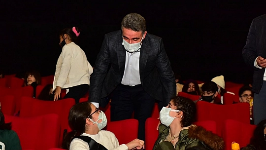 Vali Baruş öğrencilerle sinemada