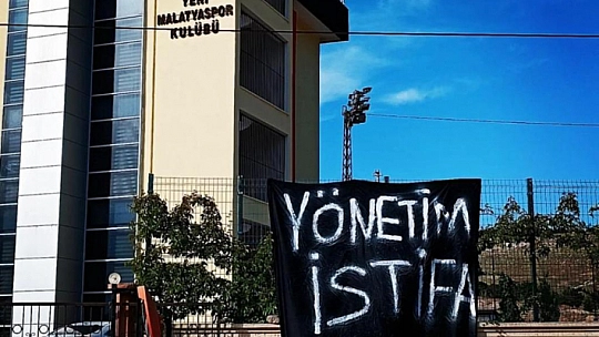 Malatyaspor için istifa pankartı astılar