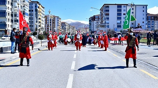 'İstikbale Yürüyoruz'