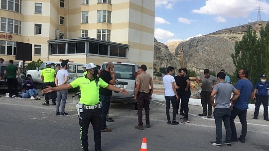 Araç yayalara çarptı