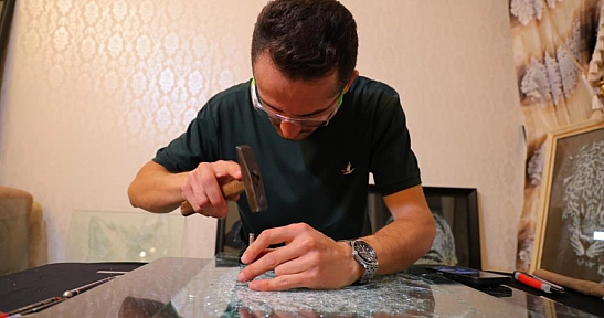 Camı çatlatarak sanat eserine dönüştürüyor