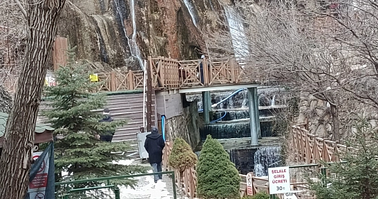 Günpınar Şelalesi ziyaretçilerin akınına uğradı