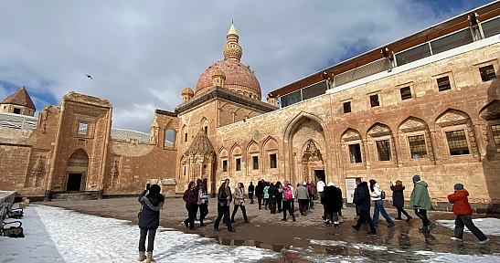 İshak Paşa Sarayı kışın da ziyaretçileri ağırlıyor