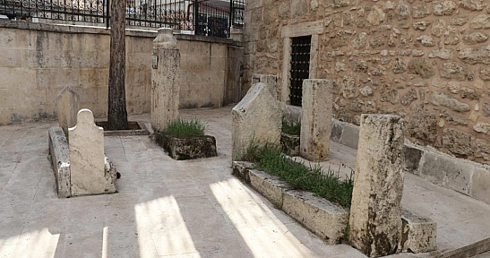 Peyami Safa'nın babasının mezarı yıllardır farkedilmeyi bekliyor