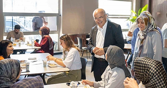 Şehir Kütüphanesi'nde öğrencilere yemek ikramı