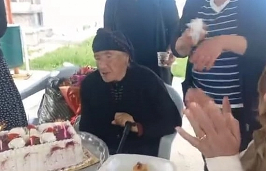 102 yaşındaki Zeliha teyzeye yaş günü kutlaması