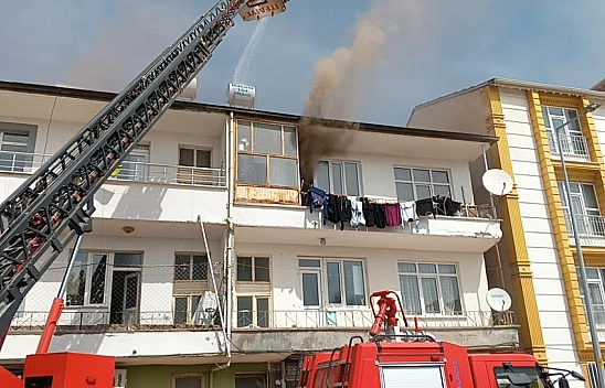 3 katlı binada yangın çıktı