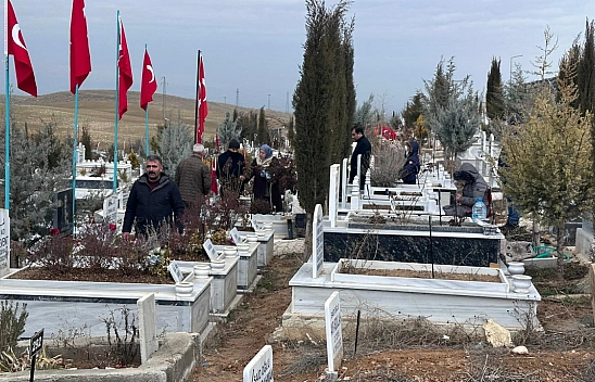 3 yıl geçti ama acı dinmedi: Malatya'da deprem şehitliğinde hüzün hakimdi