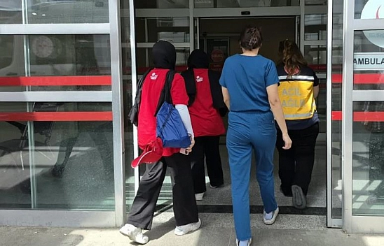 4 öğrenci yemekten zehirlendi