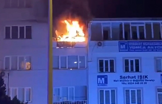 5 katlı binanın 3.katı alev alev yandı