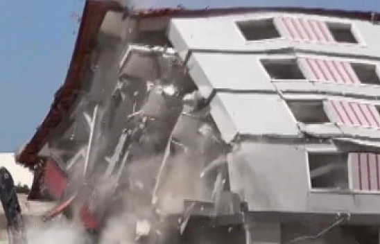 5 katlı bina böyle yok oldu