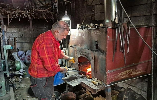 600 derecelik ocağın başında sıcağa meydan okuyor