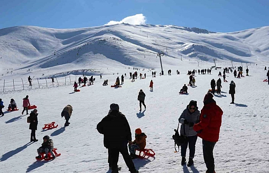 Kayakseverlerin akınına uğradı