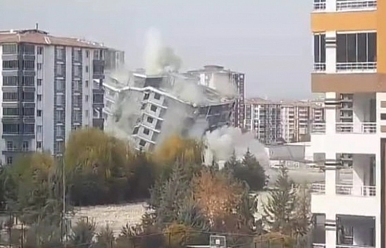 Malatya'da Ağır Hasarlı Bina Saniyeler İçinde Yerle Bir Oldu!