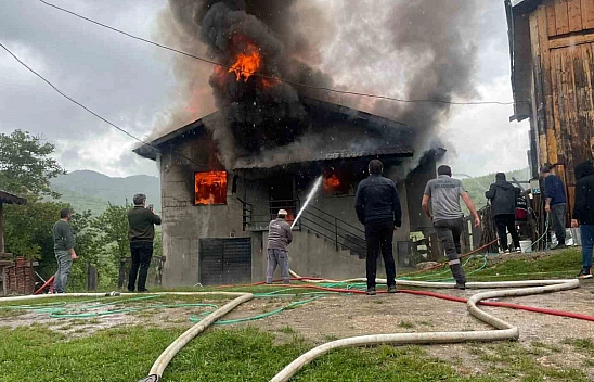Karabük'te ahşap ev alevlere teslim oldu