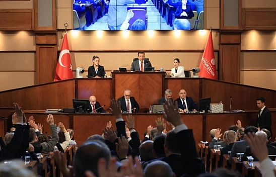 AK Parti, muhalefette kaldı!