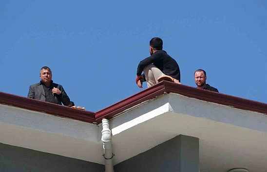Malatya'da alacak iddiasıyla çatıya çıkan işçi, 5 saat sonra ikna edildi