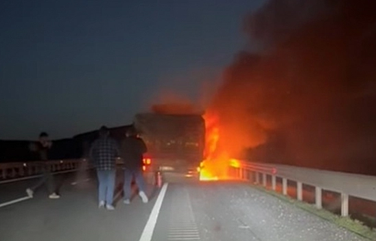 Alev alan tırda patlamalar yaşandı