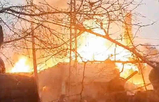 Alevlere teslim olan ev küle döndü