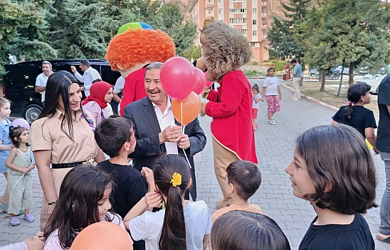 Alican Bozkurt çocuklara balon dağıttı