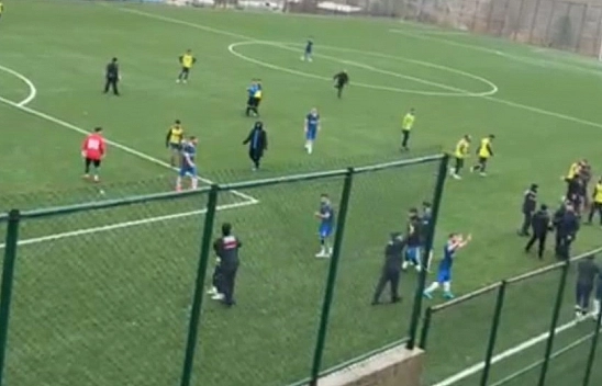 Malatya'da Amatör Maçta Saha Karıştı