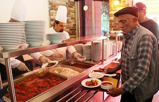 Antepli 4 çeşit yemeği 40 TL'ye yiyor Malatyalı tavuk dürüme 100 TL veriyor 