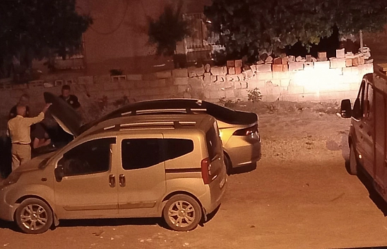 Araç motoruna giren kedi kurtarıldı