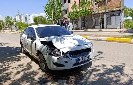 Aracın önünü kesen grup sürücüye saldırdı