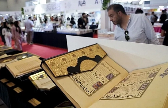 Arapça Kitap Fuarı'ndaki 'Altın Harfler' standında nadir yazmalar sergileniyor