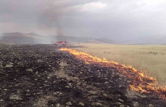 Malatya'da Yüzlerce Dönümlük Arazide Yangın..!