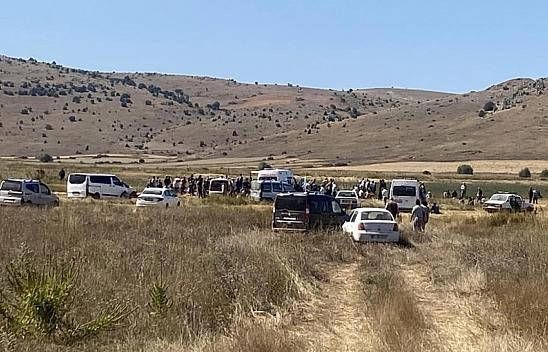 Arızalanan ot biçme makinesini tamir etmek isterken canından oldu