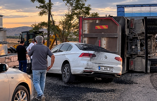 Asfalt yüklü kamyon adliye personeline çarptı! Durumu ağır!