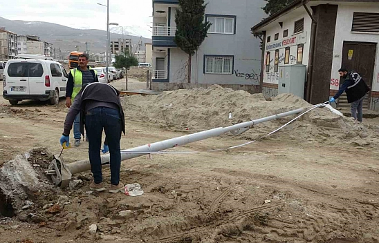 Malatya'da şantiyede kaza: Direk işçinin üzerine düştü!