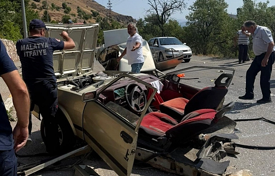 Malatya'da ilginç kaza: Aydınlatma direğine çarptı İkiye bölündü