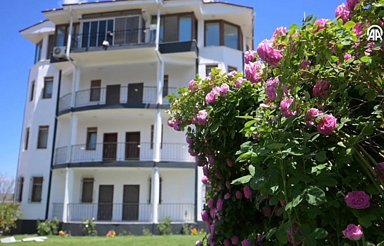 Baba ocağını 40 çeşit gülle süsledi