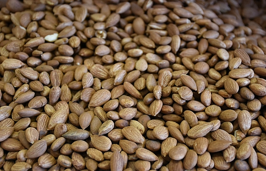 Kayısı çekirdeği, badem çekirdeğiyle yarışıyor..!