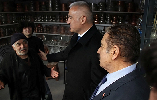 Bakan cebinden karşıladı