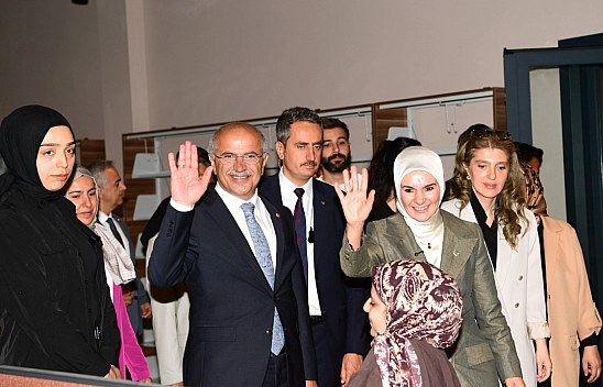 Bakan'dan Şehir Kütüphanesi'ne övgü