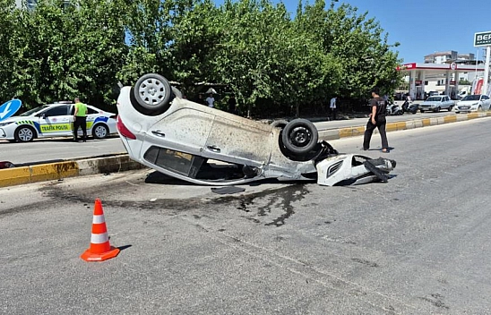 Bariyerlere çarpan otomobil takla attı: 1 yaralı