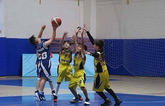 Basketbol turnuvasında şampiyonlar kupalarını aldı